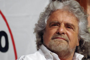 Beppe Grillo camicia bianca