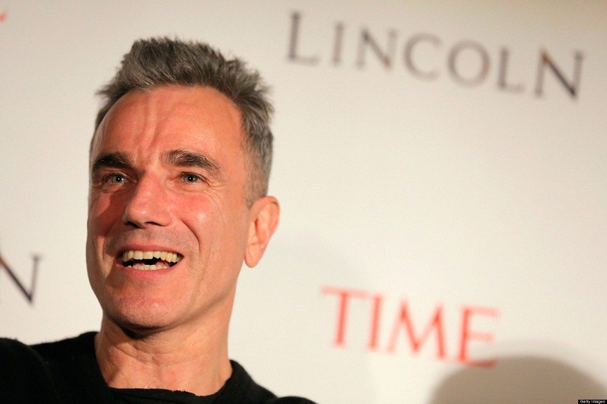 Daniel Day-Lewis sorridente ai microfoni