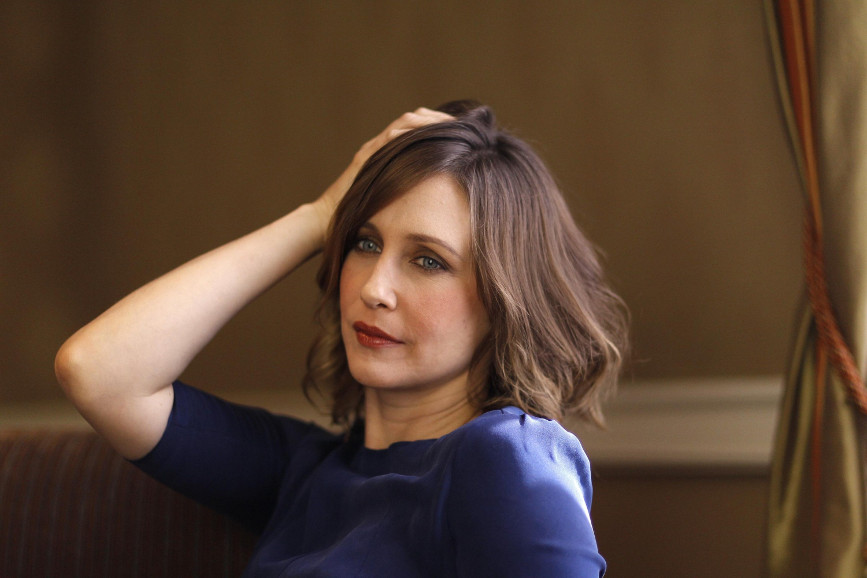 Vera Farmiga con la mano tra i capelli