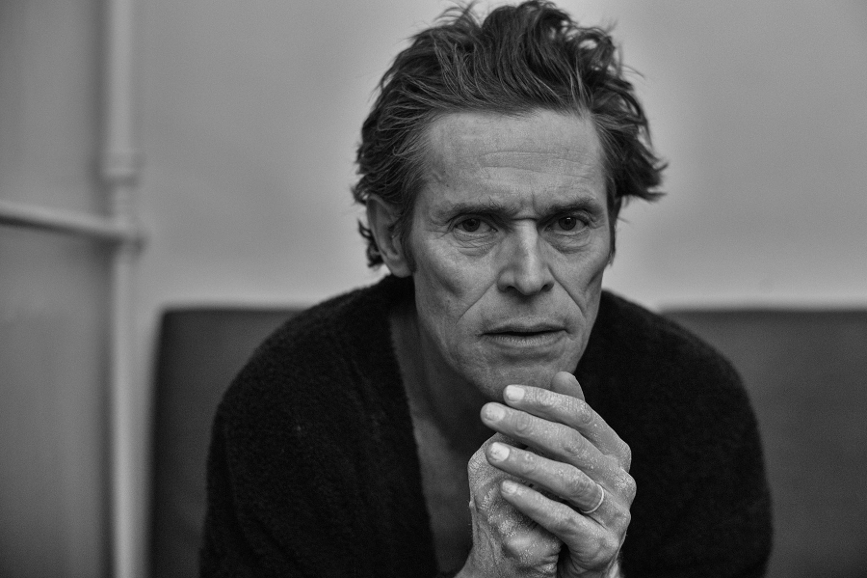 Willem Dafoe mani giunte