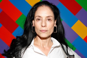 Sonia Braga sfondo colorato 