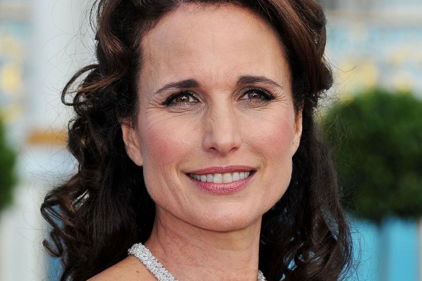 Andie MacDowell vestita di bianco