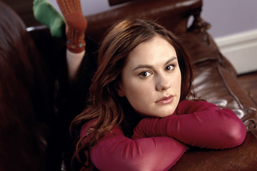 Anna Paquin sdraiata