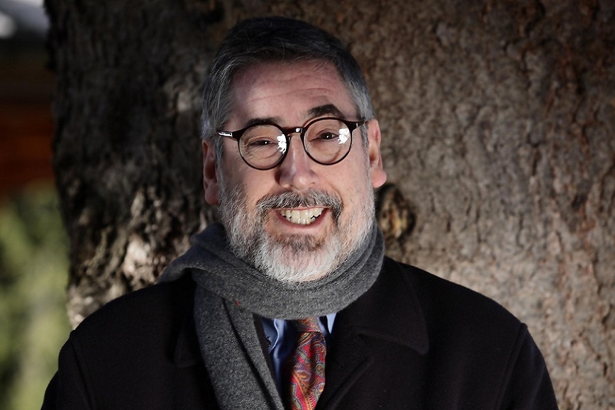 John Landis con sciarpa