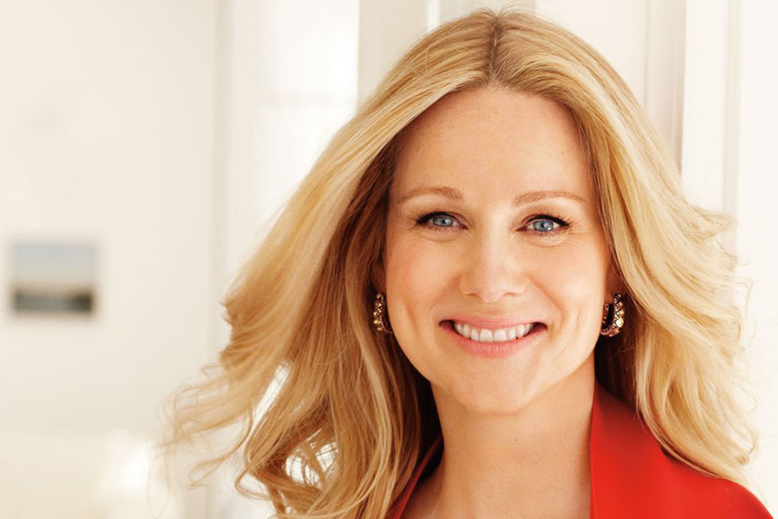 Laura Linney raggiante e sorridente