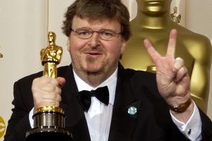 Michael Moore con il suo premio Oscar