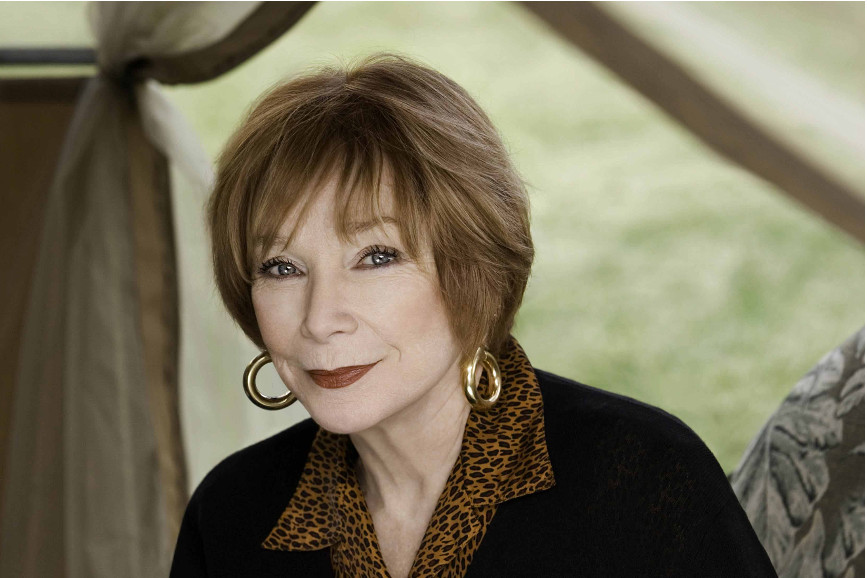 Shirley MacLaine con i capelli corti