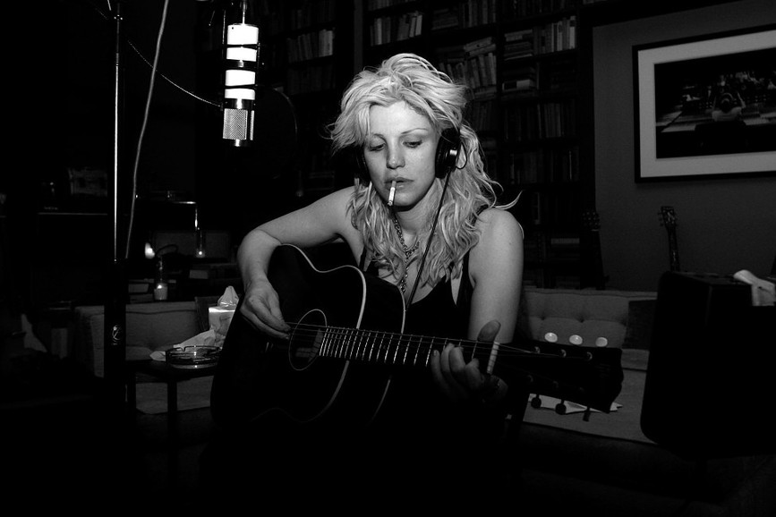 Courtney Love suona la chitarra