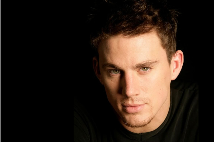 Channing Tatum su sfondo nero