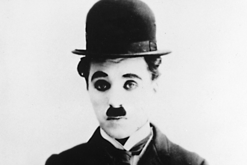 Charlie Chaplin con i baffi e la bombetta