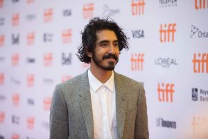 Dev Patel sorridente 