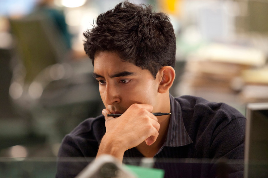 Dev Patel nella scena di un film