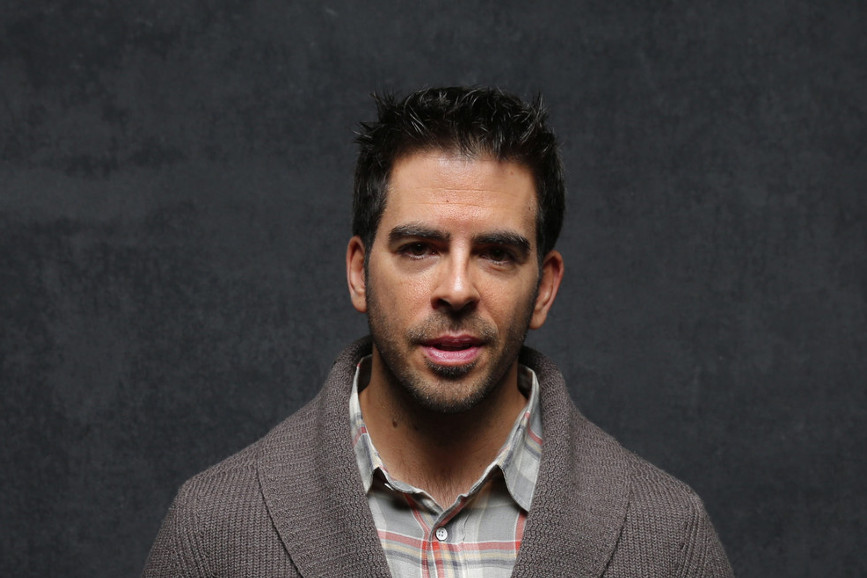 Eli Roth su sfondo grigio scuro