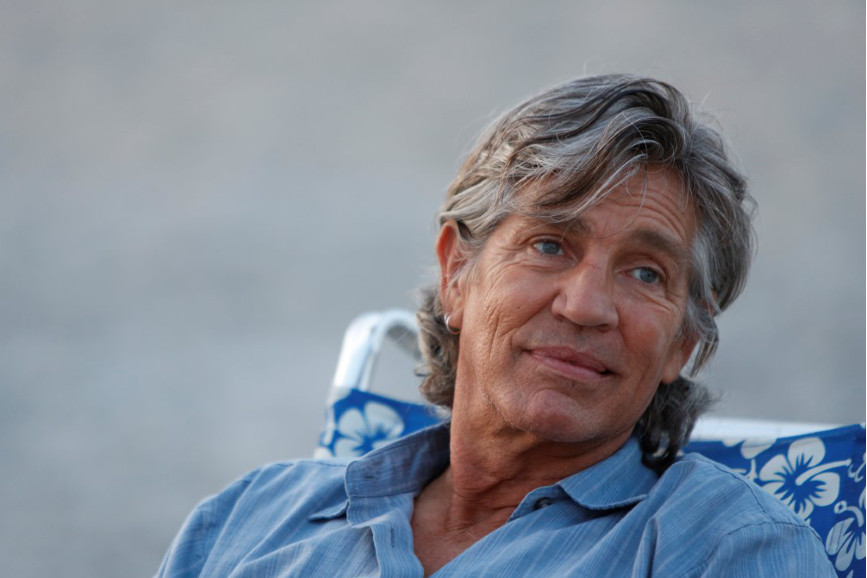 Eric Roberts in camicia blu