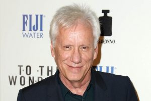 James Woods con i capelli biachi