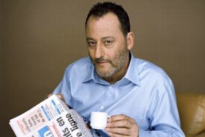 Jean Reno caffè e giornale