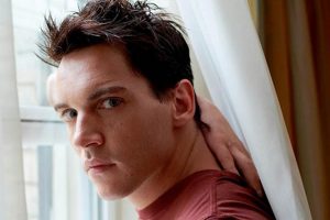 Jonathan Rhys-Meyers maglietta rossa