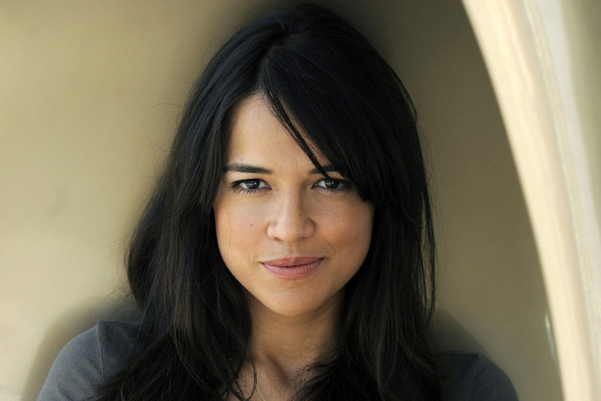 Michelle Rodriguez capelli lisci