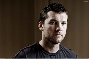 Sam Worthington in t-shirt nera