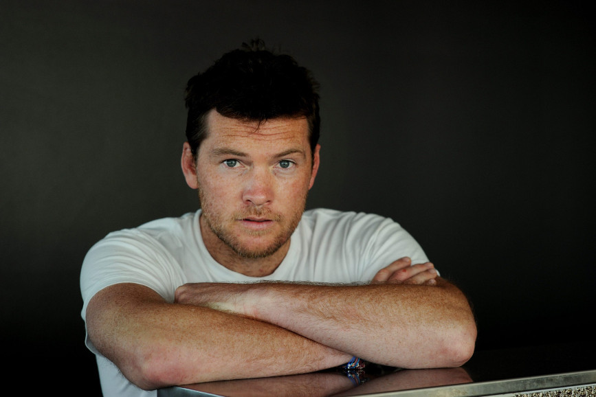 Sam Worthington con t-shirt bianca