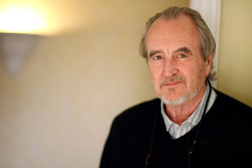 Wes Craven in pullover