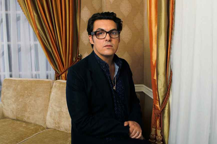 Joe Wright divano Joe Wright seduto