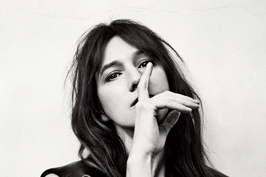 Charlotte Gainsbourg bianco e nero mano