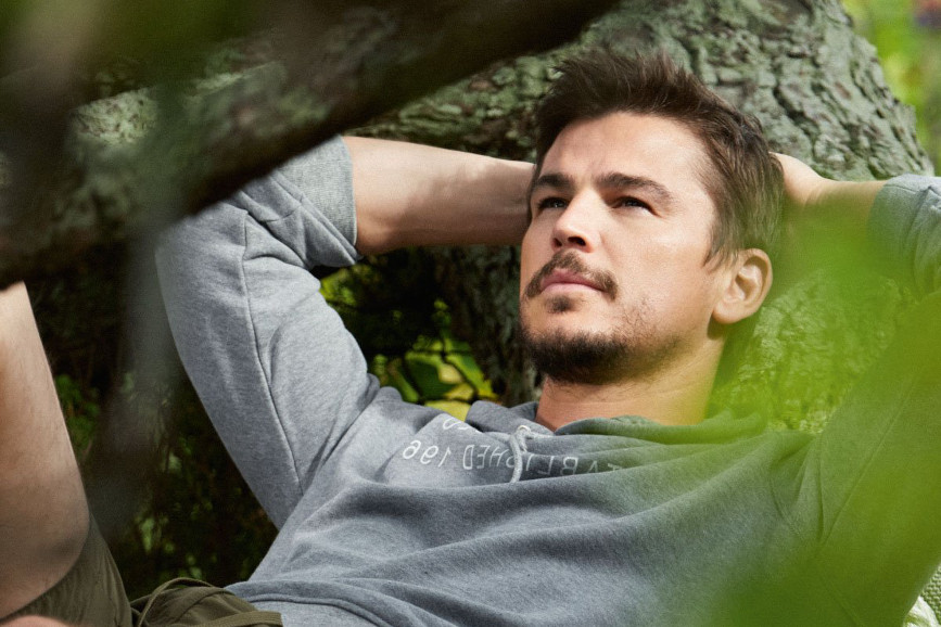 Josh Hartnett sdraiato