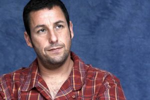 adam sandler su sfondo blu