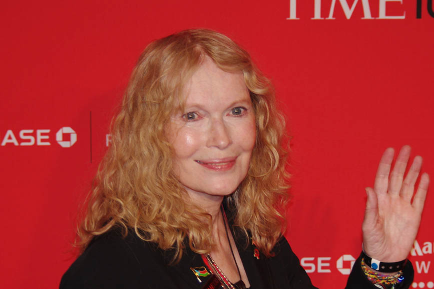 Mia Farrow sorridente