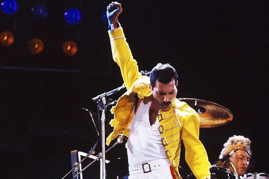 Il biopic su Freddie Mercury: titolo, attore protagonista e sceneggiatore