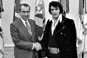 La foto originale dello storico incontro segreto tra Elvis e il presidente Nixon