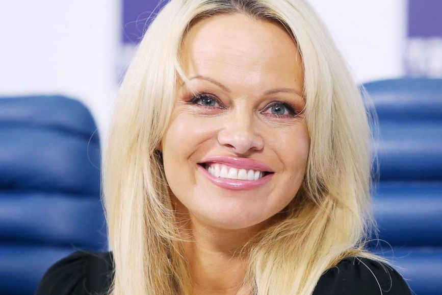 GTY Pamela Anderson Cf 160126 1600