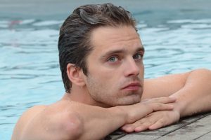 Sebastian Stan in acqua