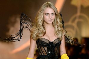 Cara Delevingne svilata di Victoria's Secret