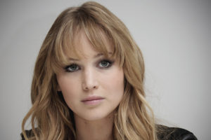 Jennifer Lawrence sfondo grigio