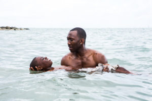 Moonlight: il protagonista con il mentore wga