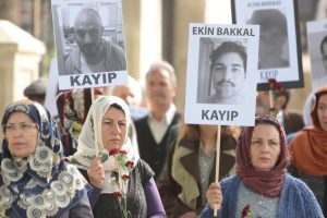 Rosso Istanbul la protesta della Madri del Sabato.