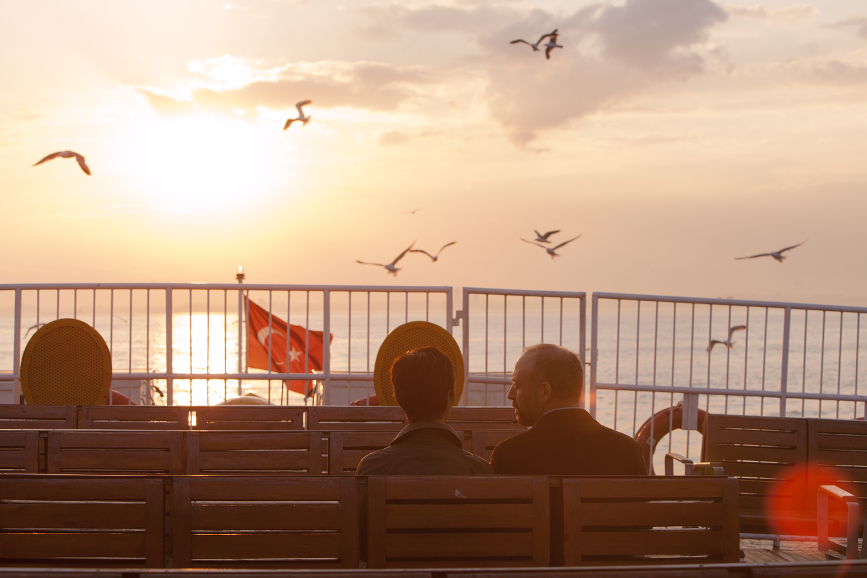 Rosso Istanbul scena sul battello.