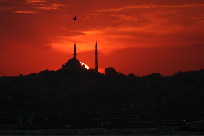 "Rosso Istanbul": lo skyline della città dei due mondi.