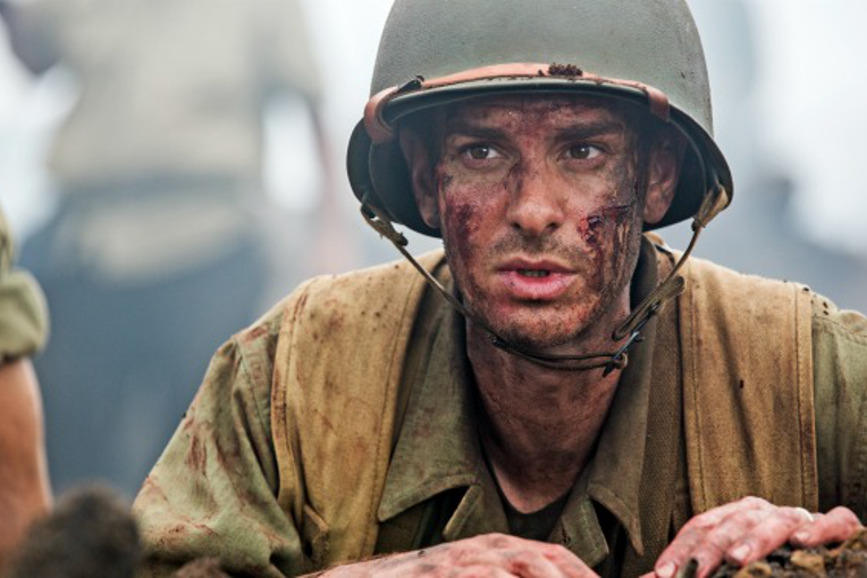 La battagli di Hacksaw Ridge, l'eroico Desmond Doss interpretato da Andrew Garfield