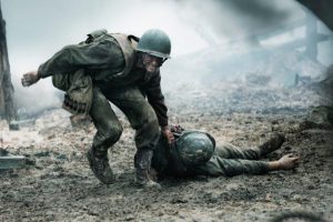 La battaglia di Hacksaw Ridge: Desmond Doss cerca di salvare un suo compagno. (film in uscita dal 2 febbraio)