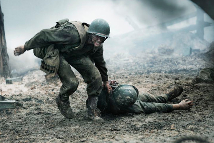 La battaglia di Hacksaw Ridge: Desmond Doss cerca di salvare un suo compagno.