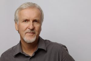 James Cameron su sfondo grigio