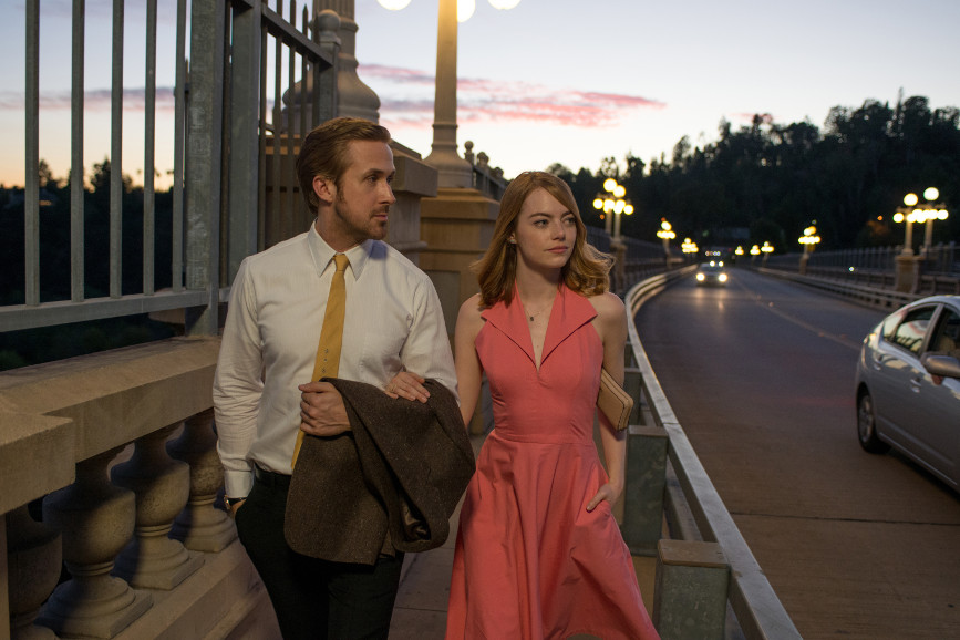 "La La Land"; Ryan Gosling e Emma Stone a braccetto