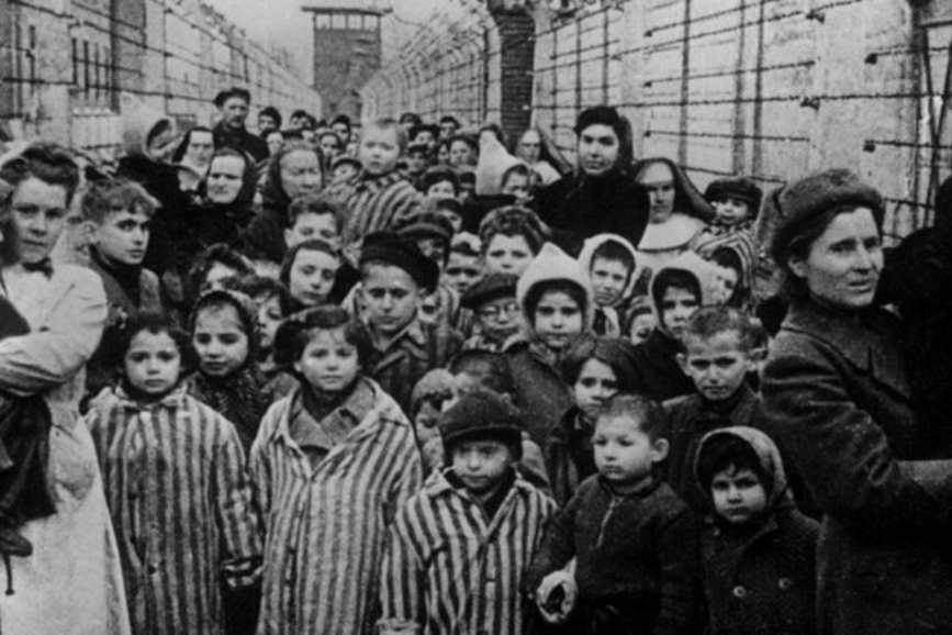 Shoah: bambini tra le recinzioni di un campo di concentramento