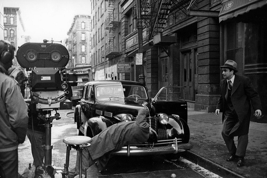 La crew riprende la famosa scena dell'attentato a Don Vito Corleone nel film "Il Padrino"