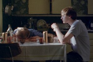 "Passeri": Ari, il protagonista, e il padre alcolizzato (Film in uscita dal 2 marzo).