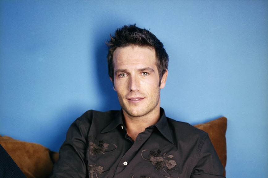 michael vartan sfondo blu