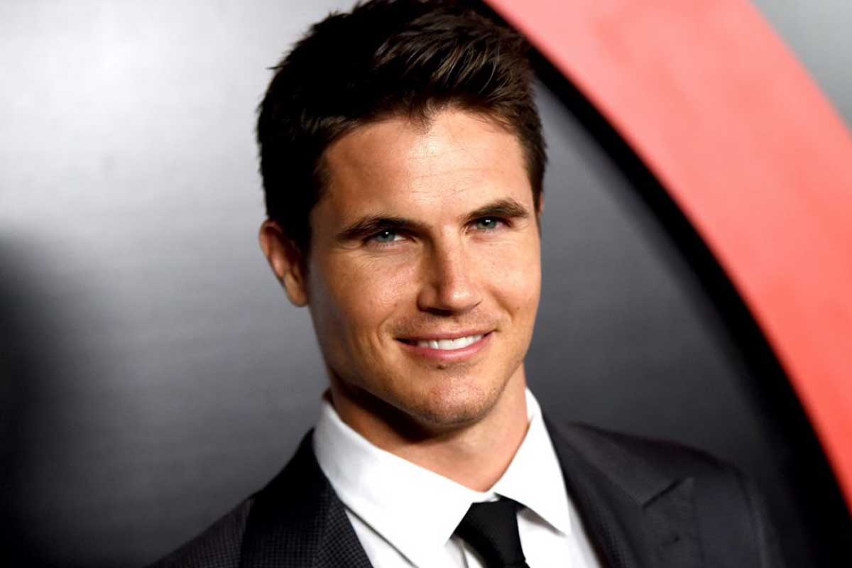 Robbie Amell